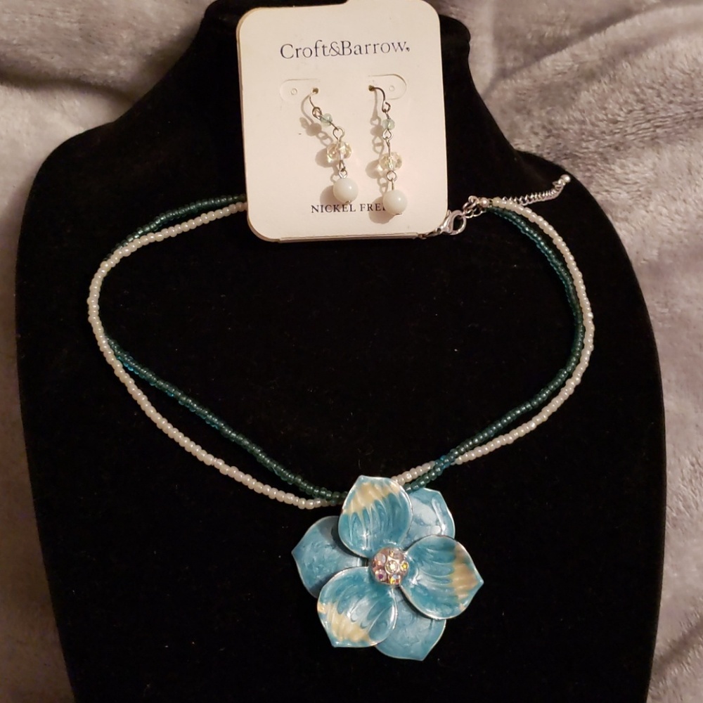 💕 3 for 20 💕Necklace & earring set